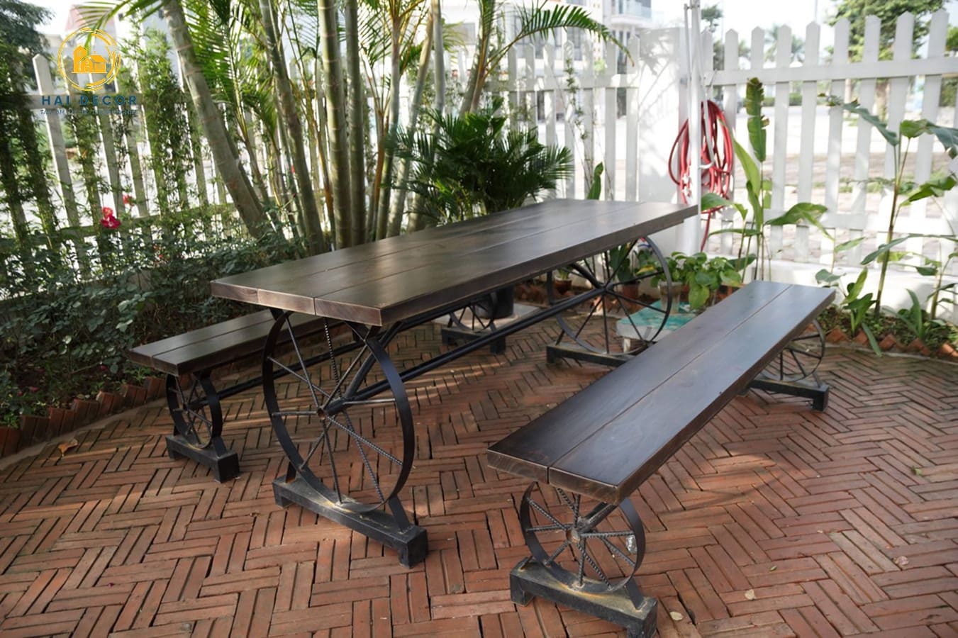 Bàn ghế gỗ ngoài trời, sân vườn